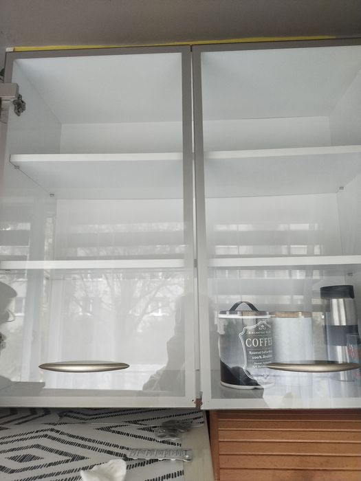 Szklana wisząca witryna