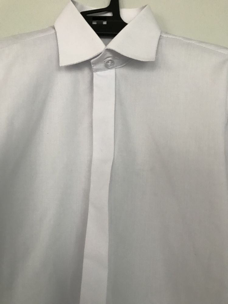 biała koszula z długim rękawem