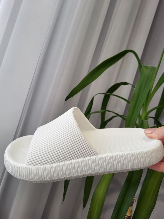 Шльопки для душа білого кольору