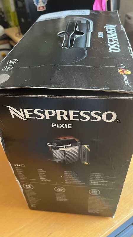 Máquina café NESPRESSO Pixie