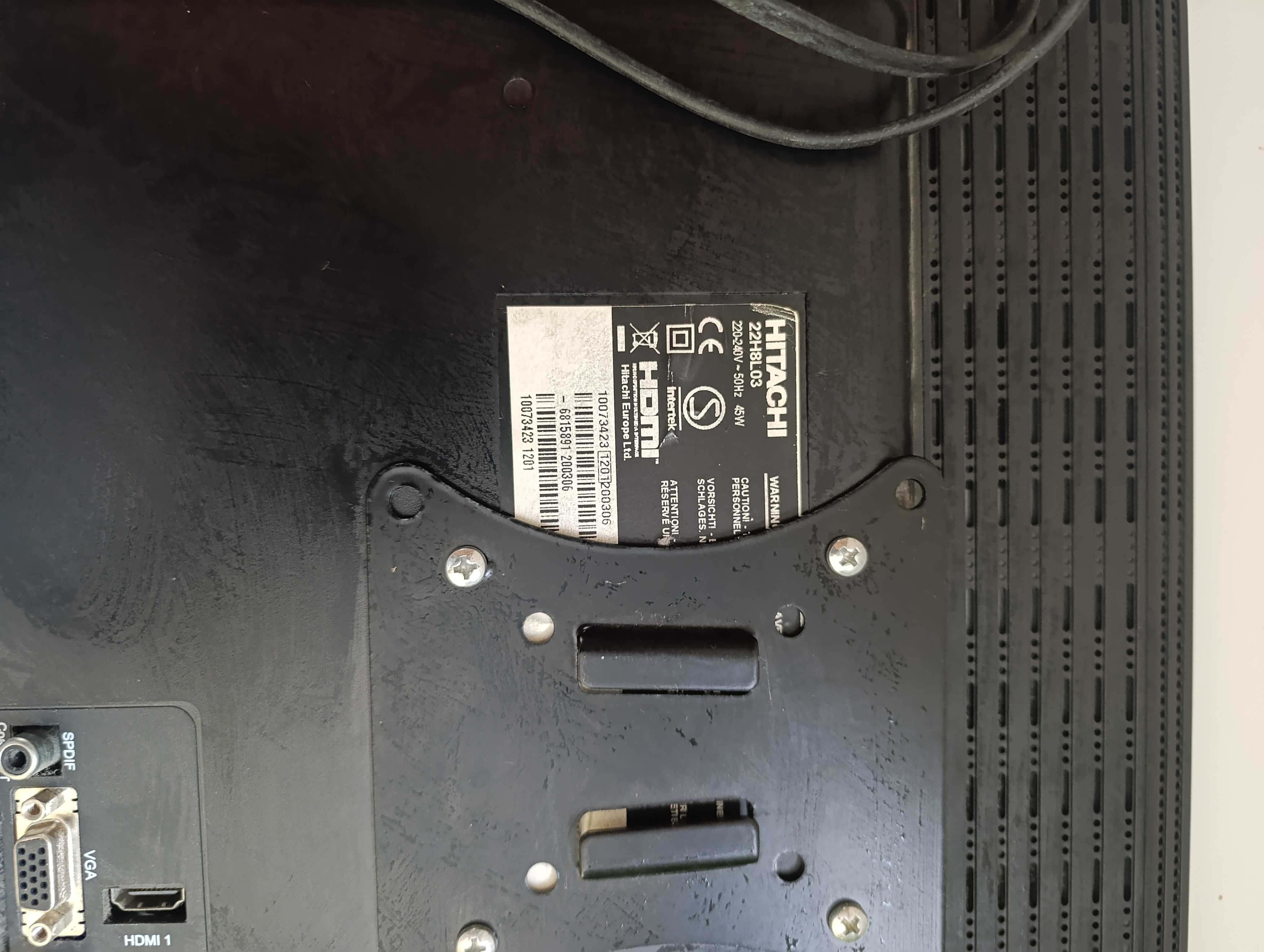 Vendo televisão com suporte de parede