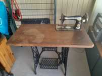 Mesa com Maquina Singer Antiga