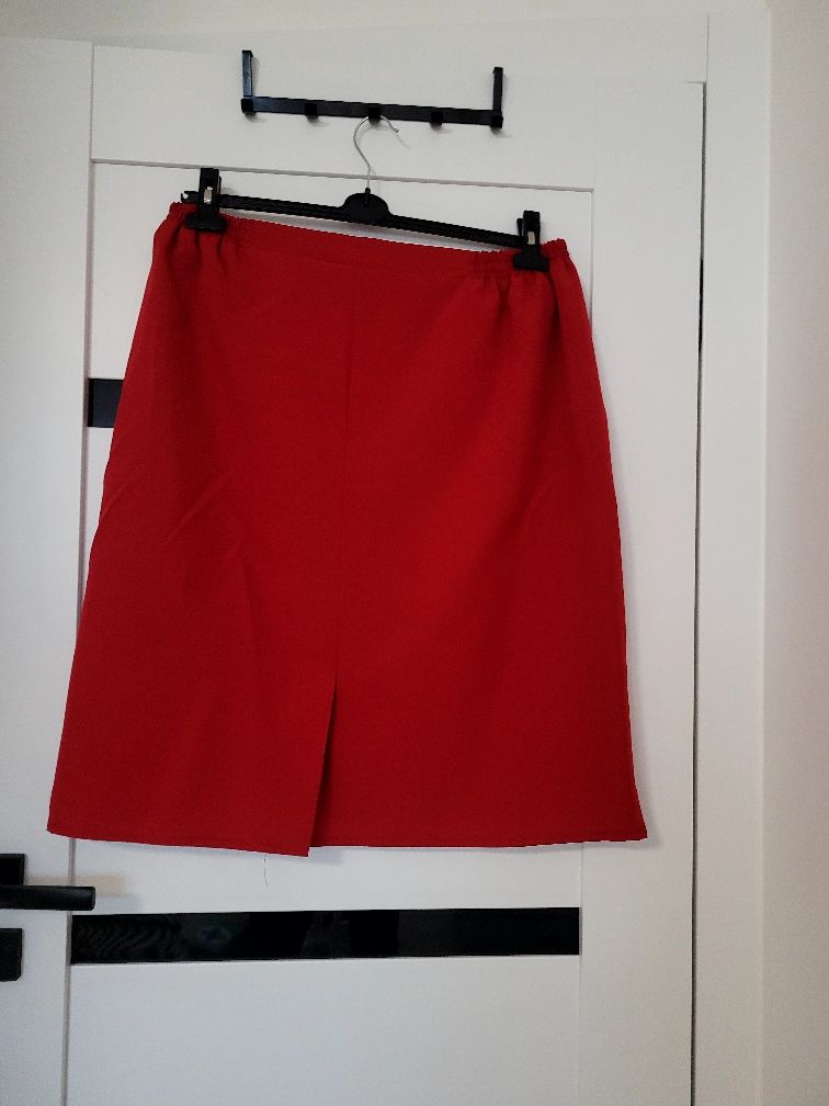 Elegancka czerwona spódnica na podszewce, rozm.54.
