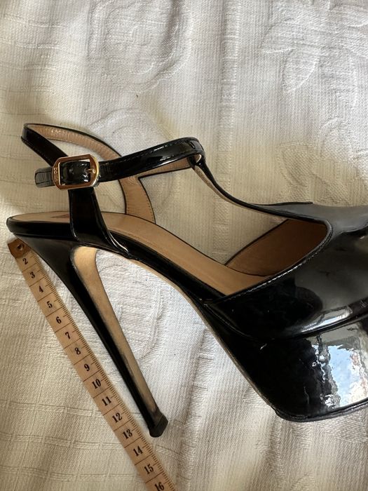 Продам лакові босоніжкі на високих підборах.