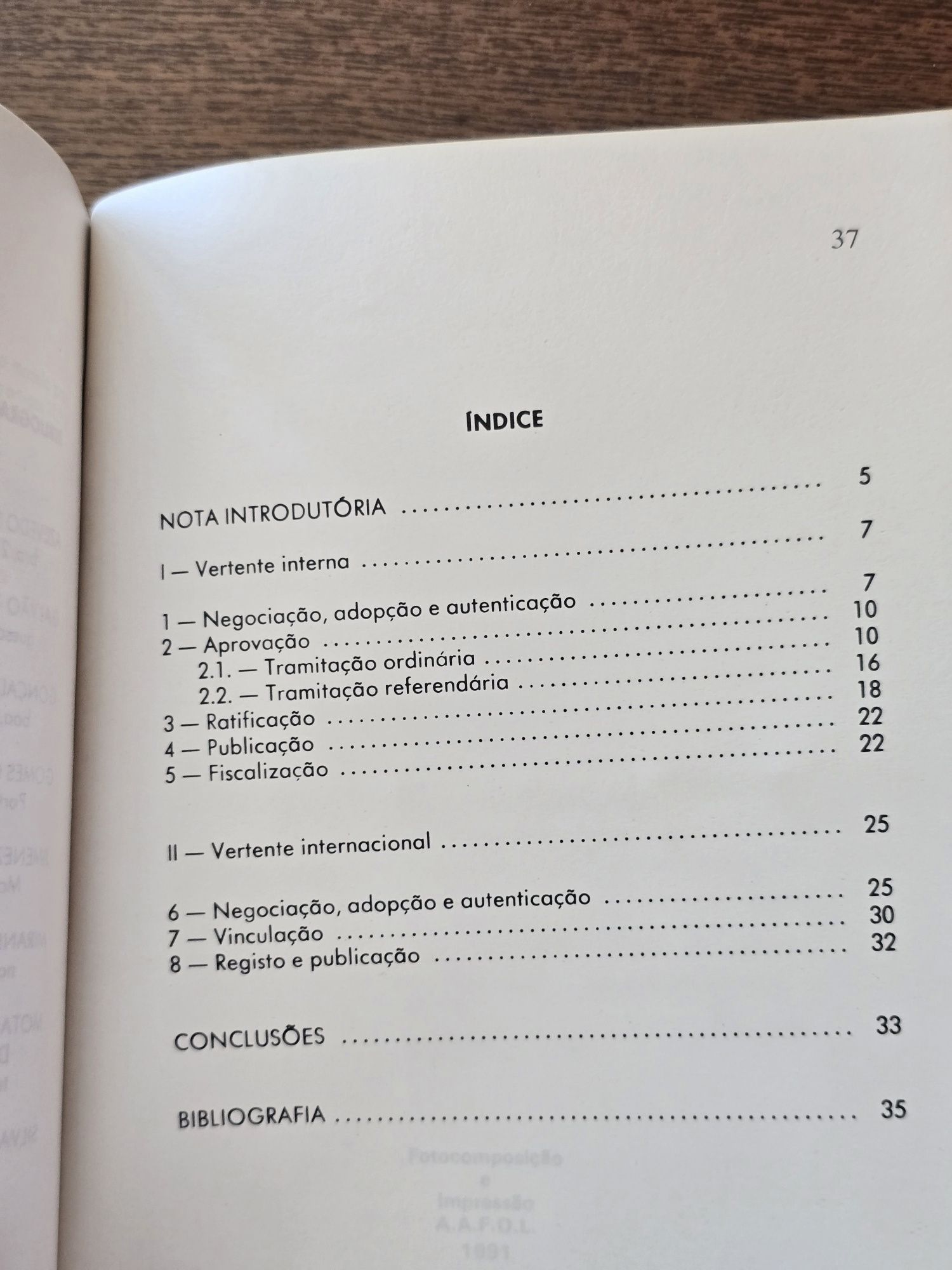 Livros jurídicos / Direito / 1 = 2,5€ / 10 = 20€