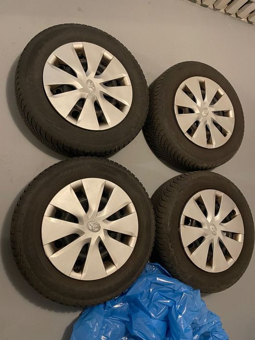 Toyota felgi stalowe 15” z oponami Good Year sezonówki, TPMS, kołpaki, nakrętki.