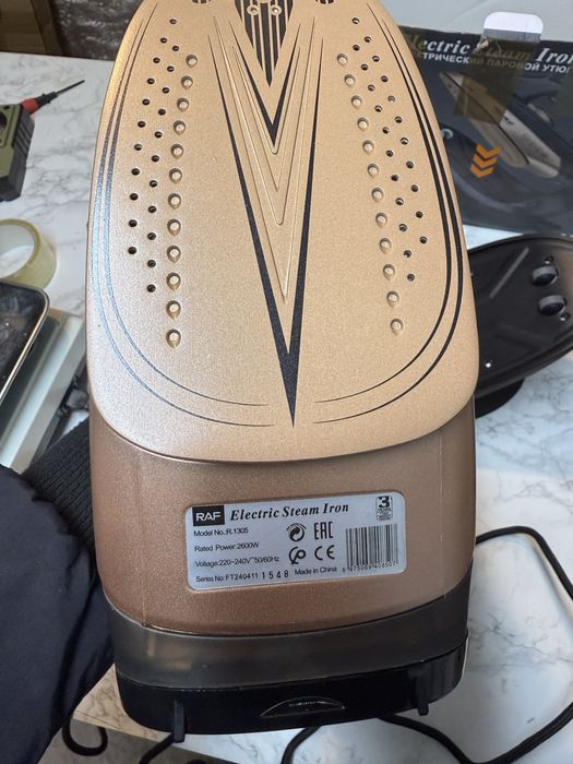 Паровой утюг с подставкой R.1305 комбинированный RAF