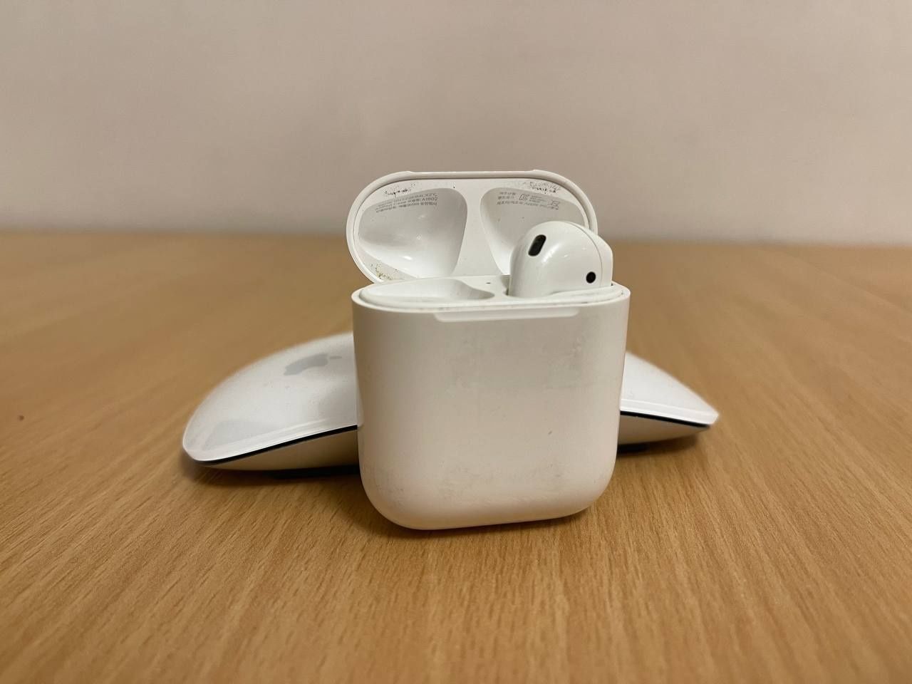 Apple AirPods 2 в хорошем состоянии