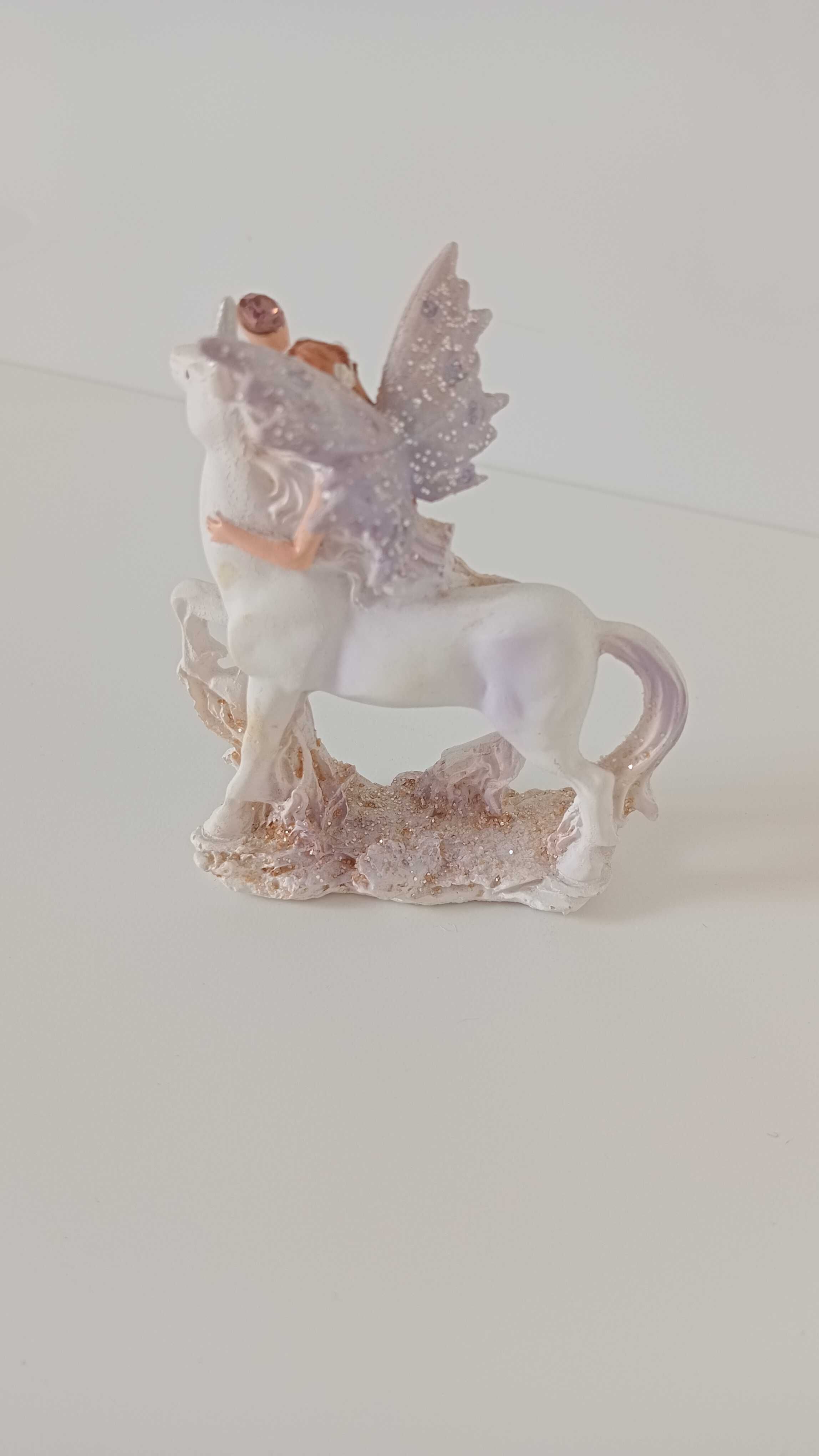 Estatueta Pequena Unicórnio com Fada