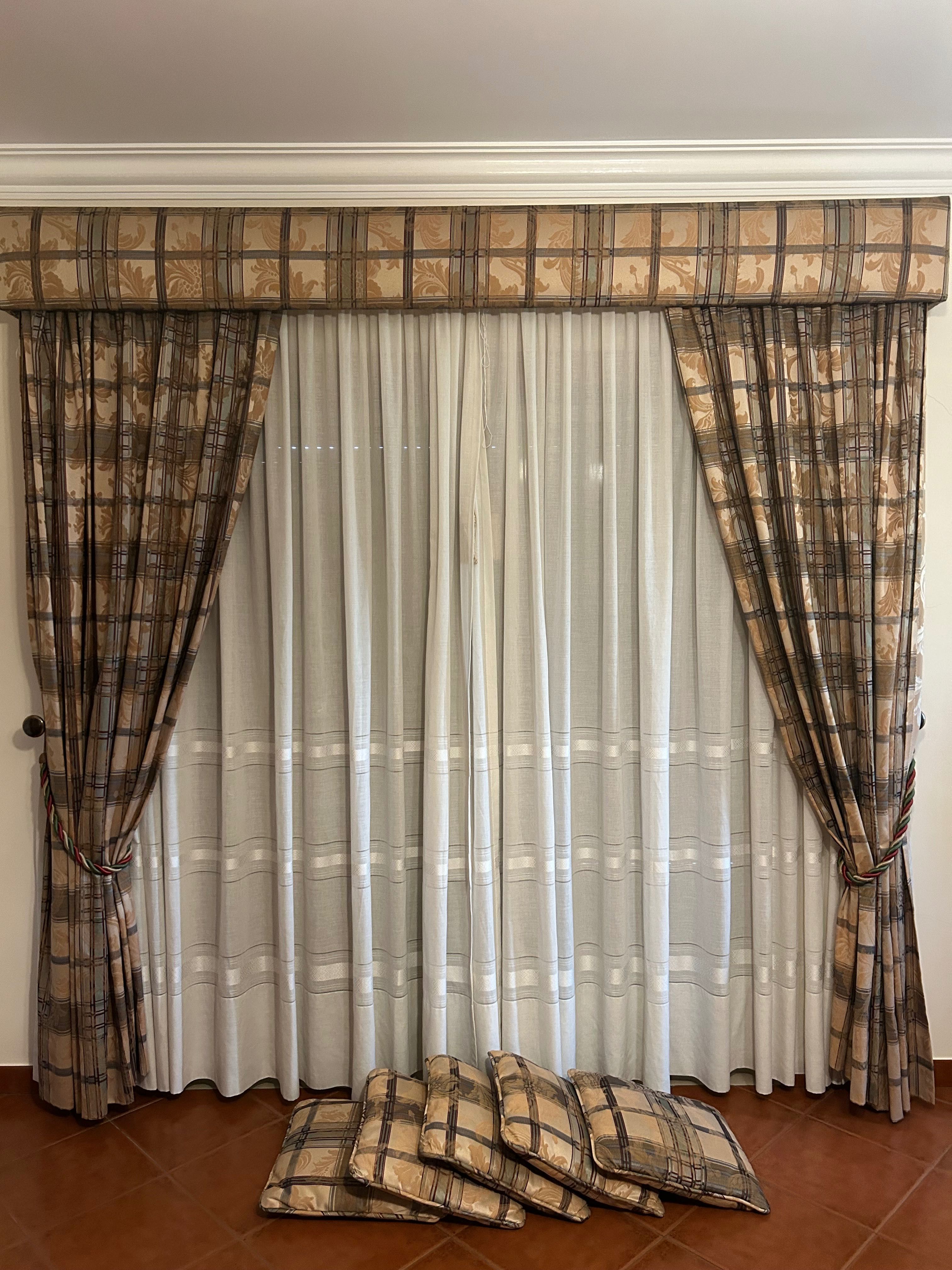 Conjunto de cortinados com almofadas