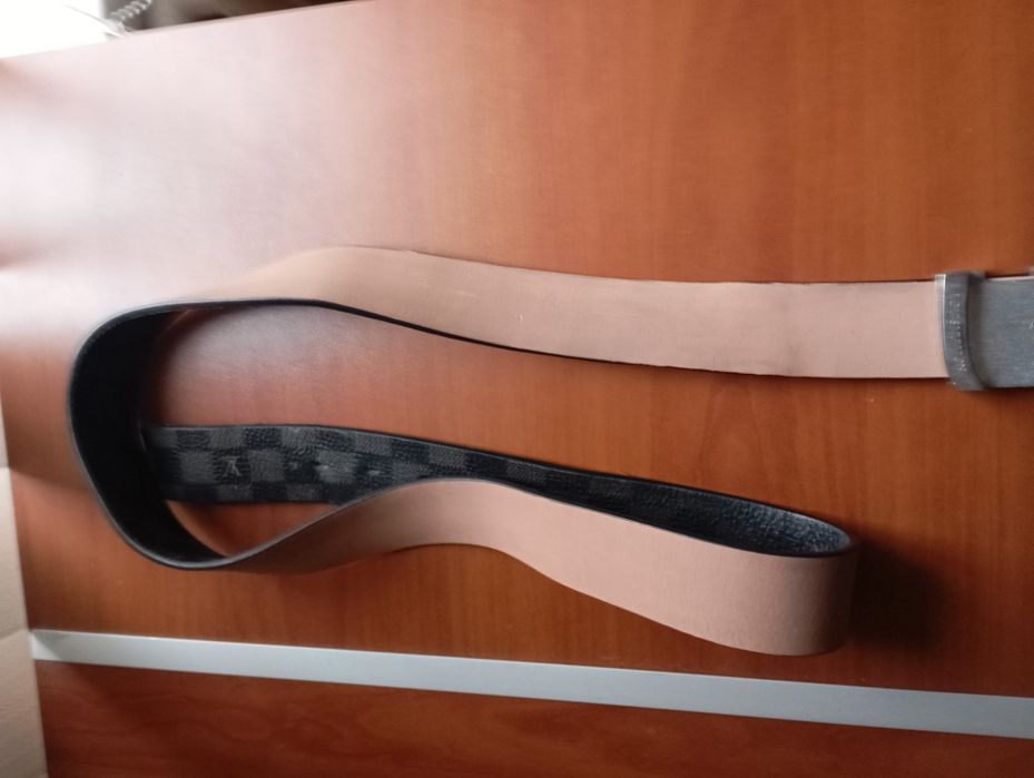 Мужской ремень Louis Vuitton
Пряжка в виде инициалов LV
Канва Damier и