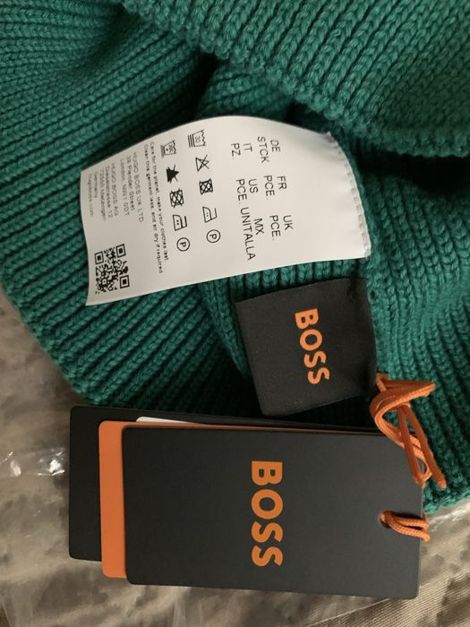 Шапка Hugo Boss.