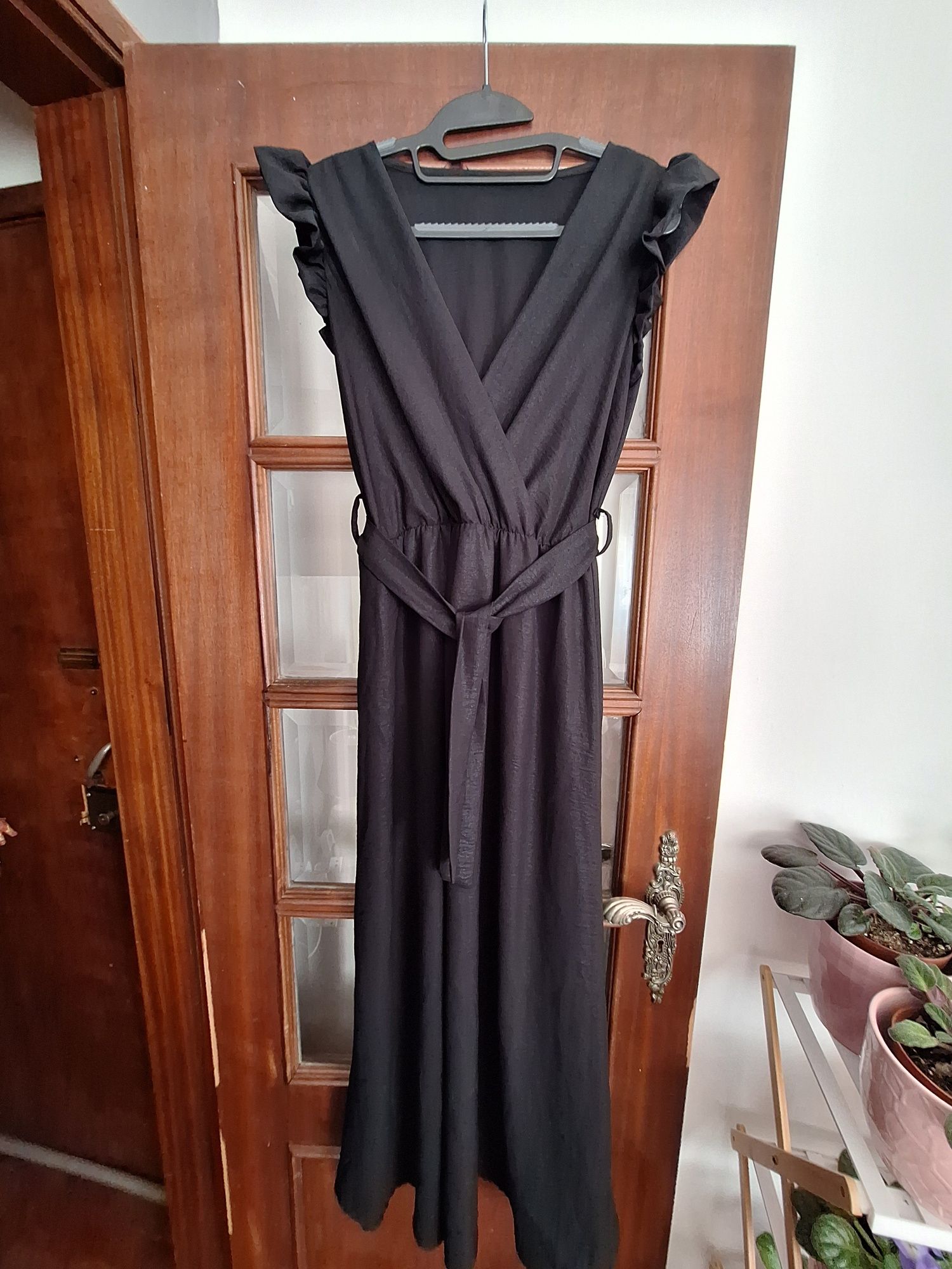 Vestido preto com folho