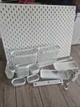Tablica ikea z wieloma akcesoriami