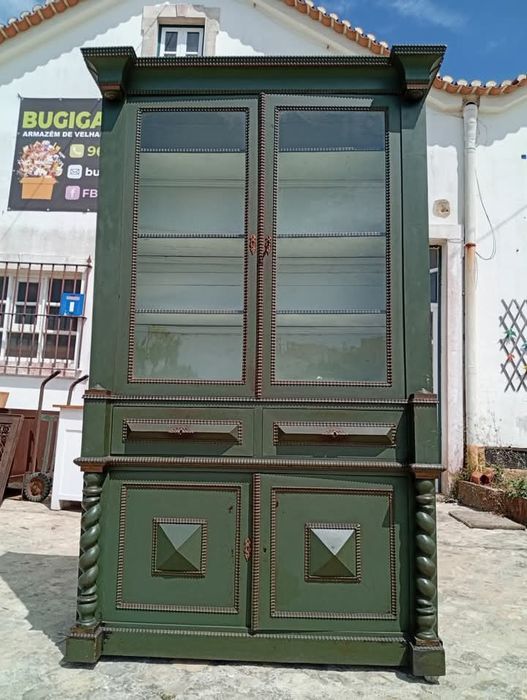 Antigo louceiro em madeira