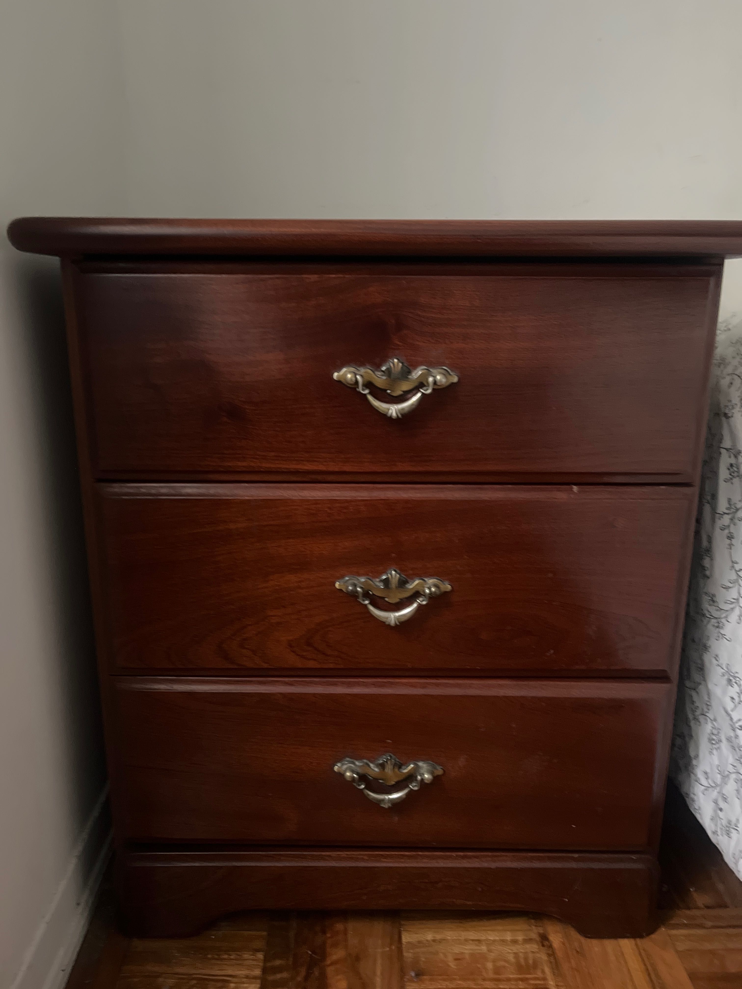 Conjunto mesa de cabeceira e cómoda e cadeira