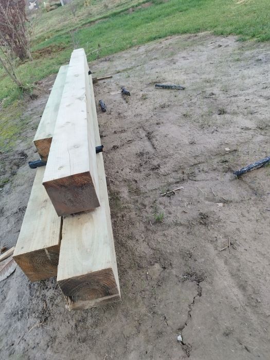 Belki drewniane ,pozostałości po konstrukcji dachowej