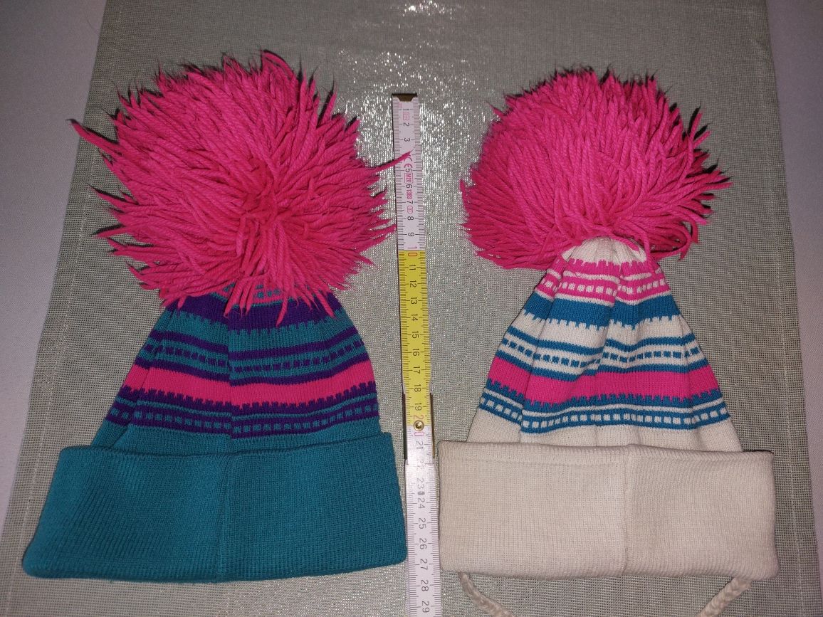 2 czapki z różowym pomponem dla bliźniaczek