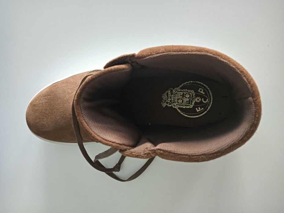 Bota camurça oficial FCPorto por estrear