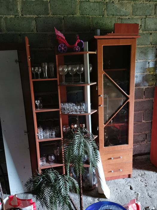 Meble z szafą narożnikową komodą oraz biurkiem