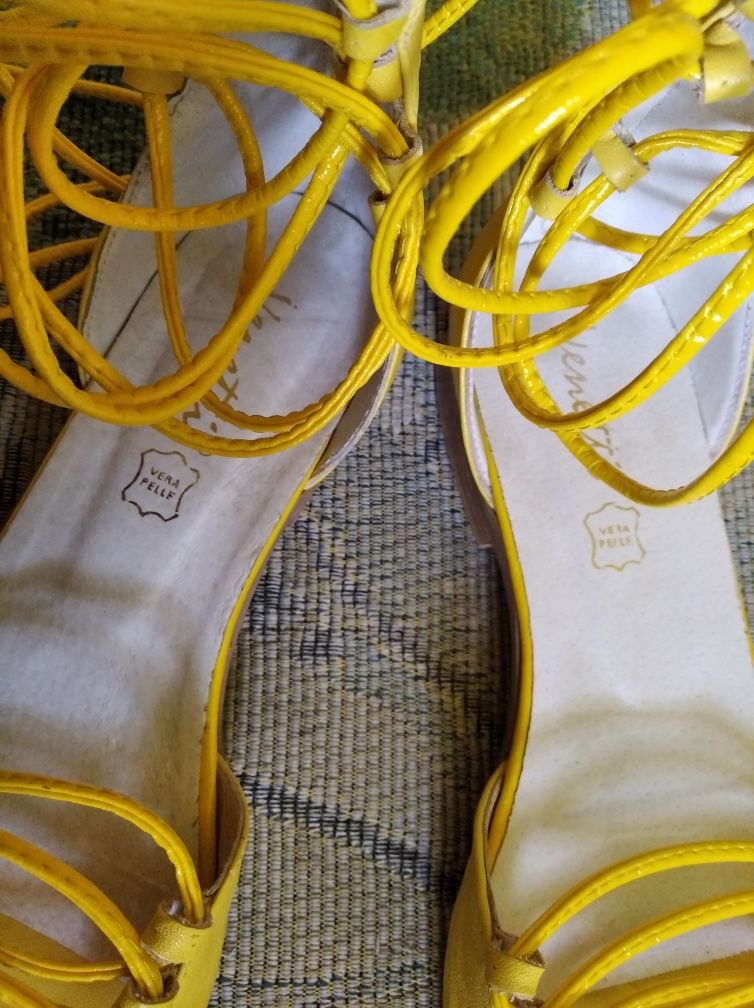 Sandały damskie rozmiar 38 firmy Venetti żółte skórzane z wiązaniami.