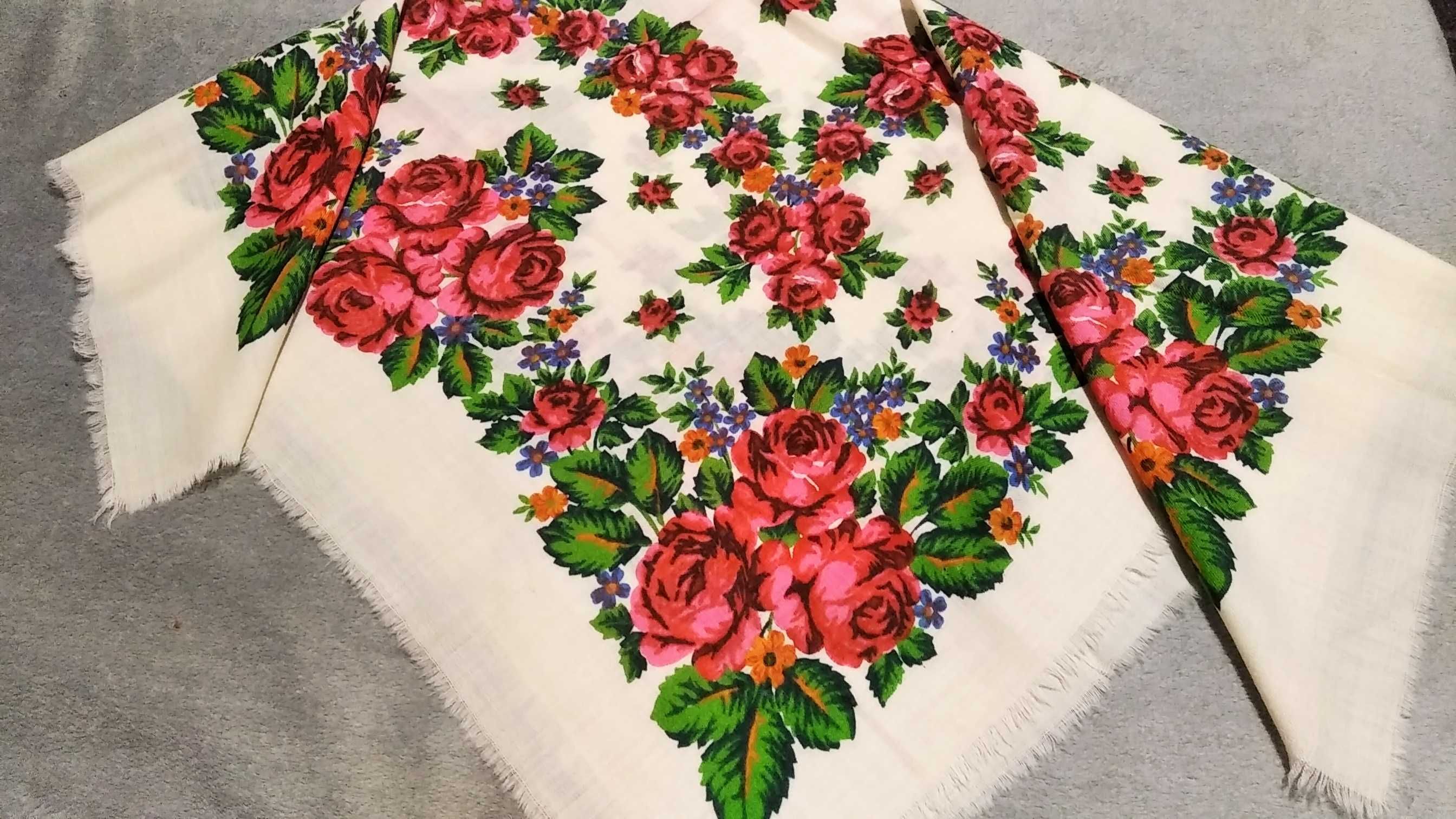 Хустка (шарф) вовняна кольорова в українському стилі вишиванки