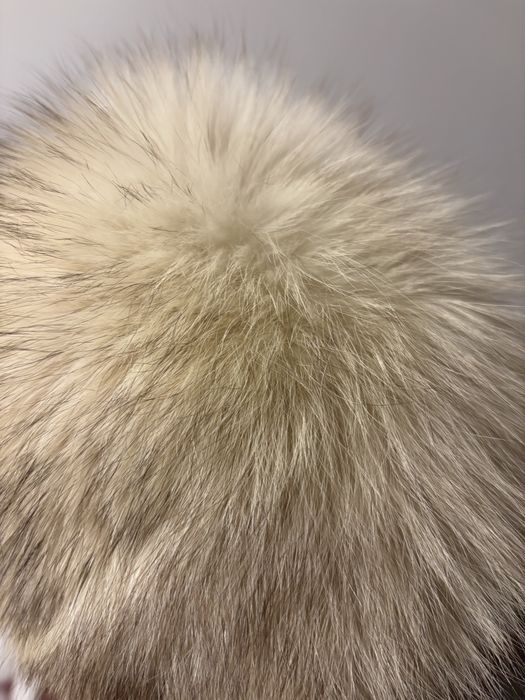 puszysta czapka naturalna w jasnym kolorze