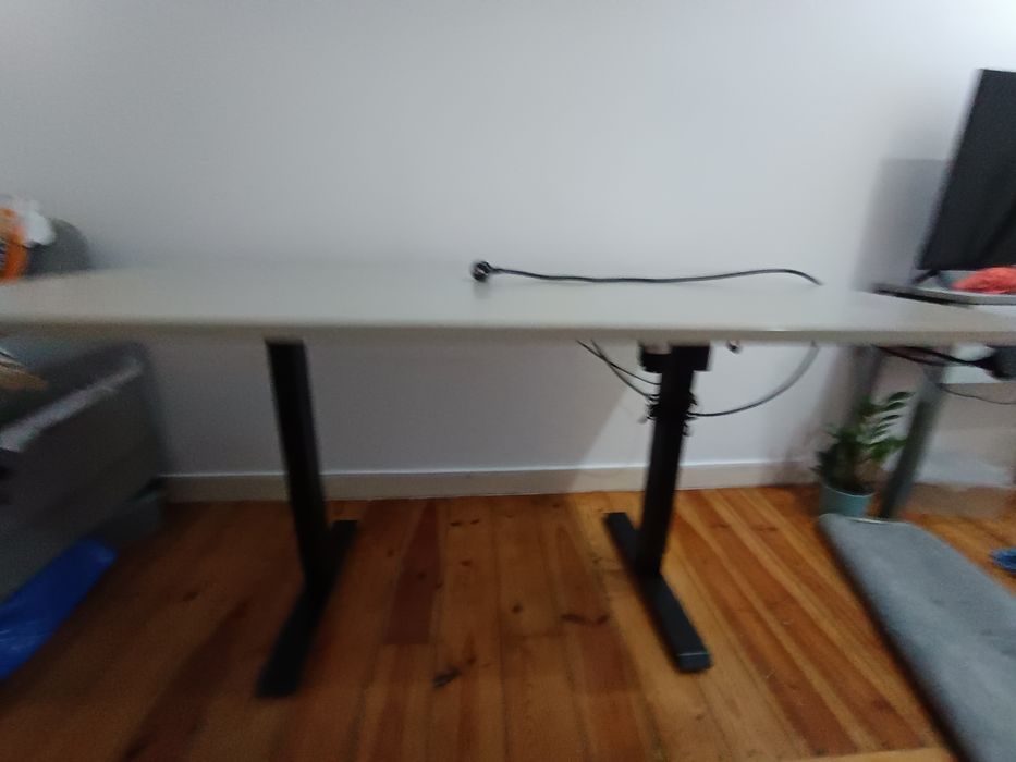 Standing Desk com tomada e extensão