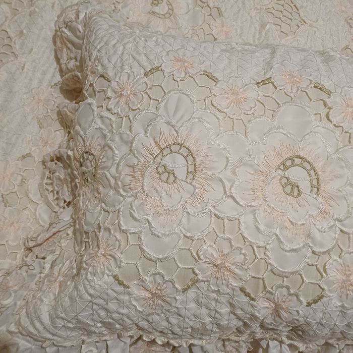 Переїзд. Продаю зайве. Вінтажна ажурна ковдра  з наволочками.