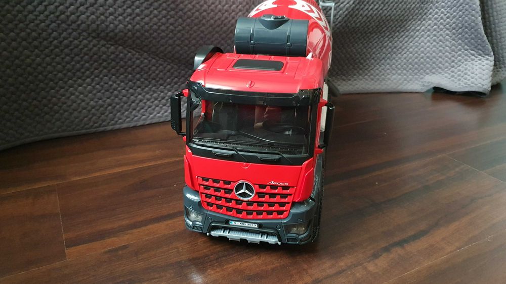 Betoniarka Bruder Mercedes Benz czerwona - stan bardzo dobry