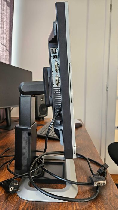 Monitor 19" HP LP1965 pivot używany, z kablami, sprawny
