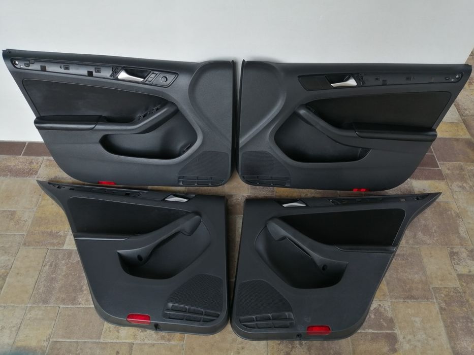 Дверні карти з шкіряними вставками, підлокітник volkswagen Jetta 6.