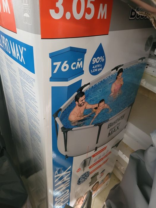 Basen stelażowy z wyposażeniem.