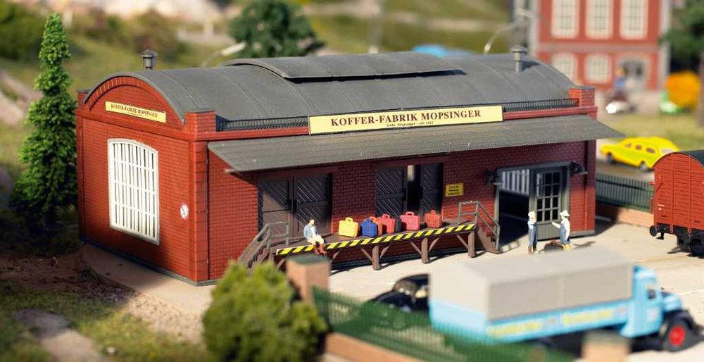 PIKO - Fabryka walizek Mopsinger - H0 1:87