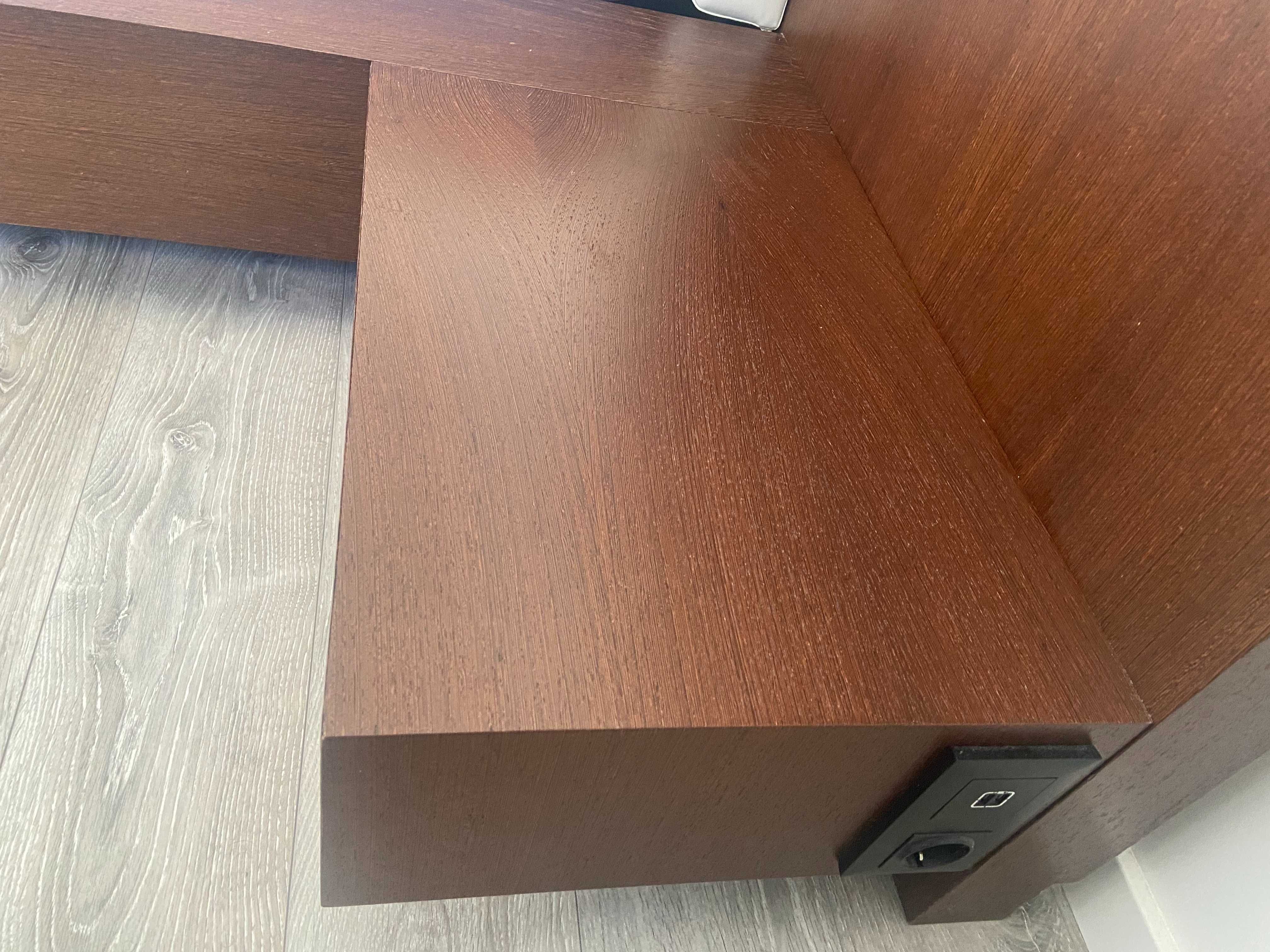 Cama sem colchão com mesas de cabeceira incorporadas