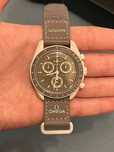 Swatch x Omega SO33T103 Desert – Bioceramikowa Premiera