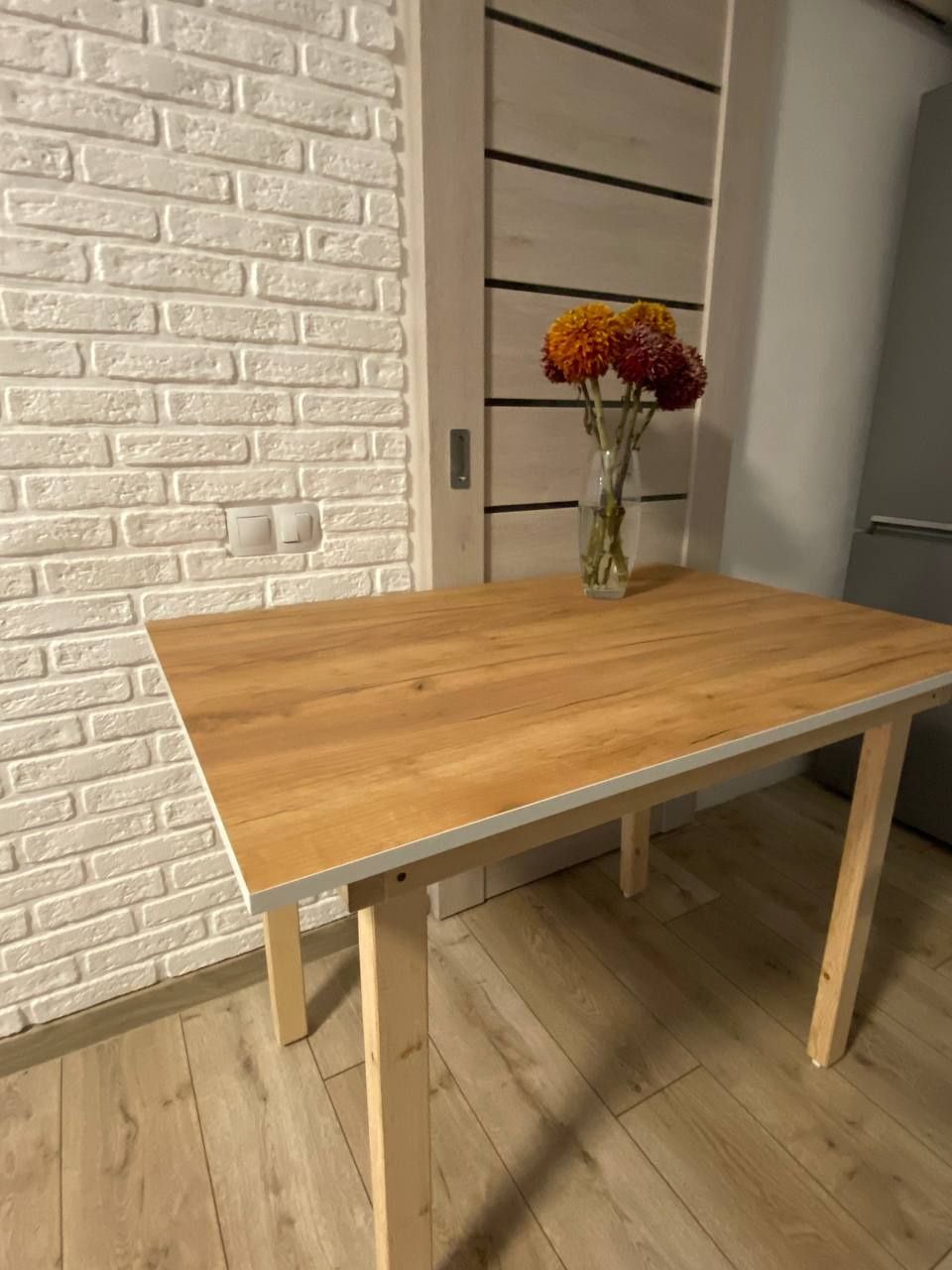 Дерев'яний стіл новий