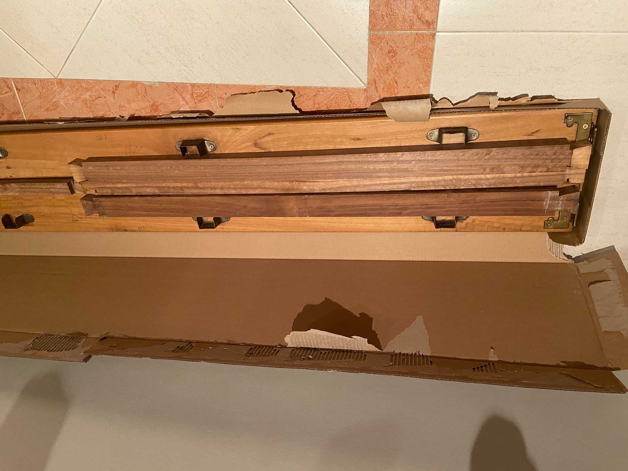 Cama de solteiro de madeira maciça + mesa cabeceira
