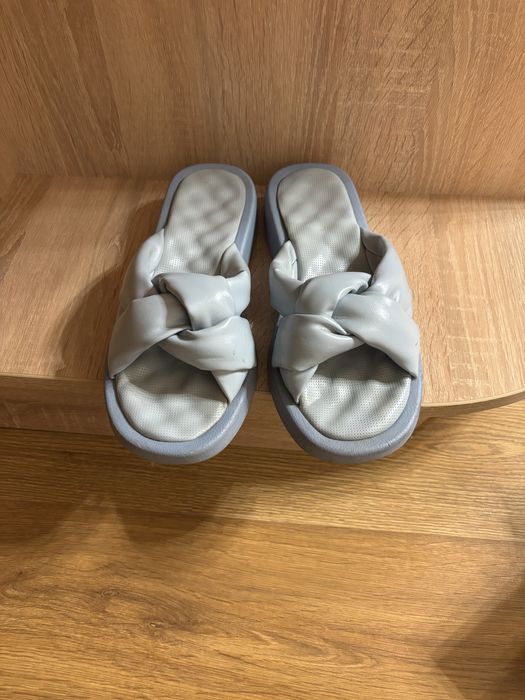 Шльопки грлубого кольору