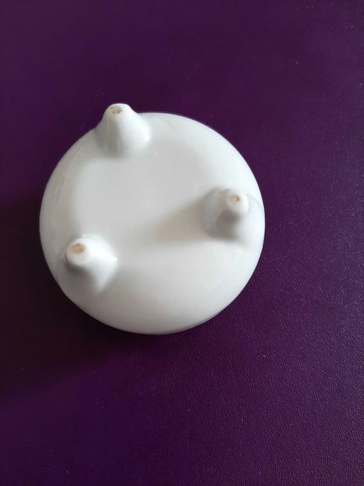 Guarda jóias em porcelana redondo, com tampa e ornamentos.