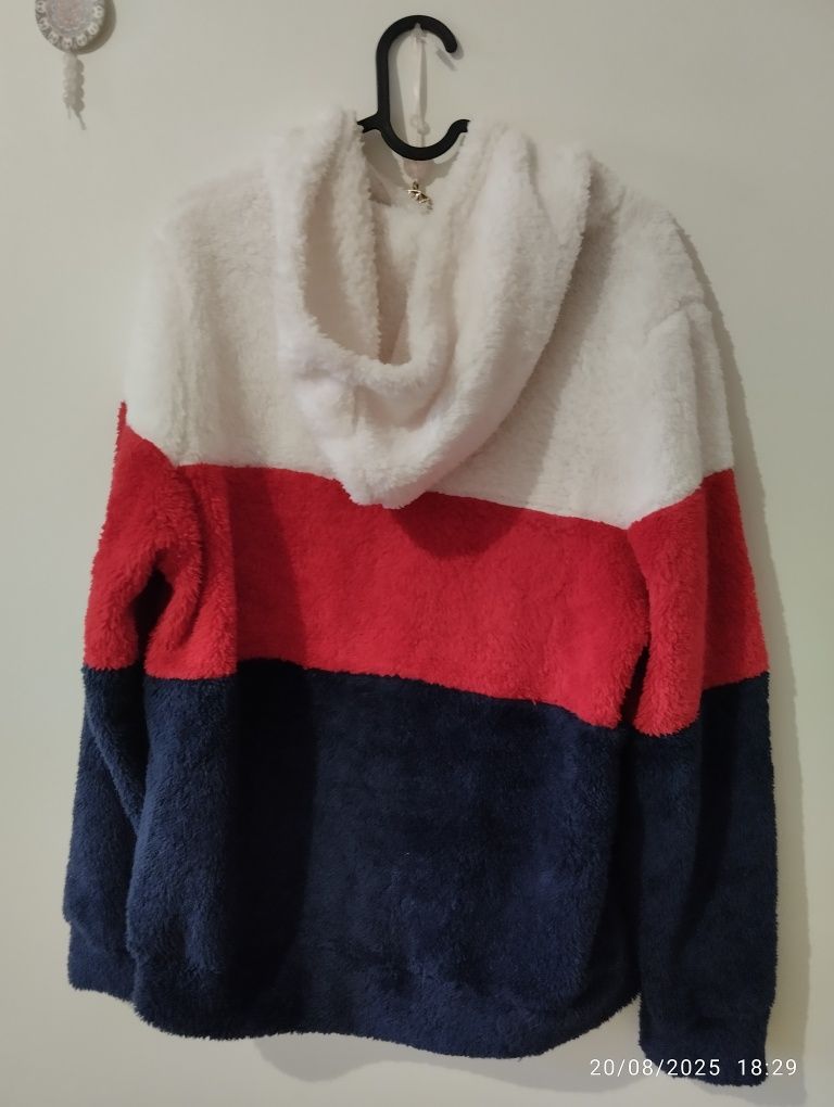 Camisola com capuz nova
