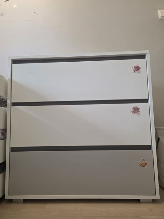 Komoda Klupś Dalia Grey biała z przewijakiem wraz z półkami wiszącą