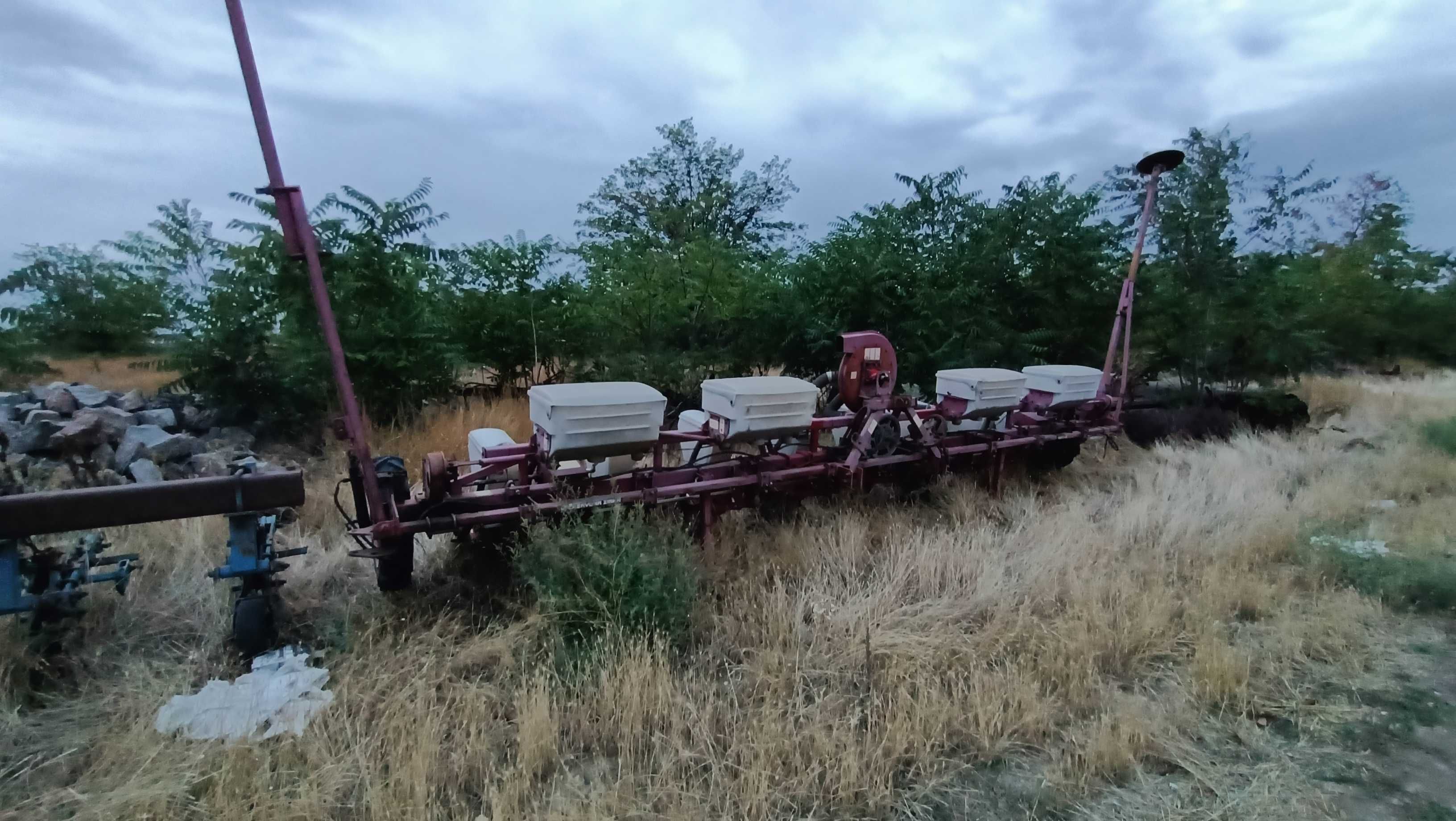 комбайн  КЗК 12/18 Палессе, трактори МТЗ-82.1, ХТА-250 та інвентар