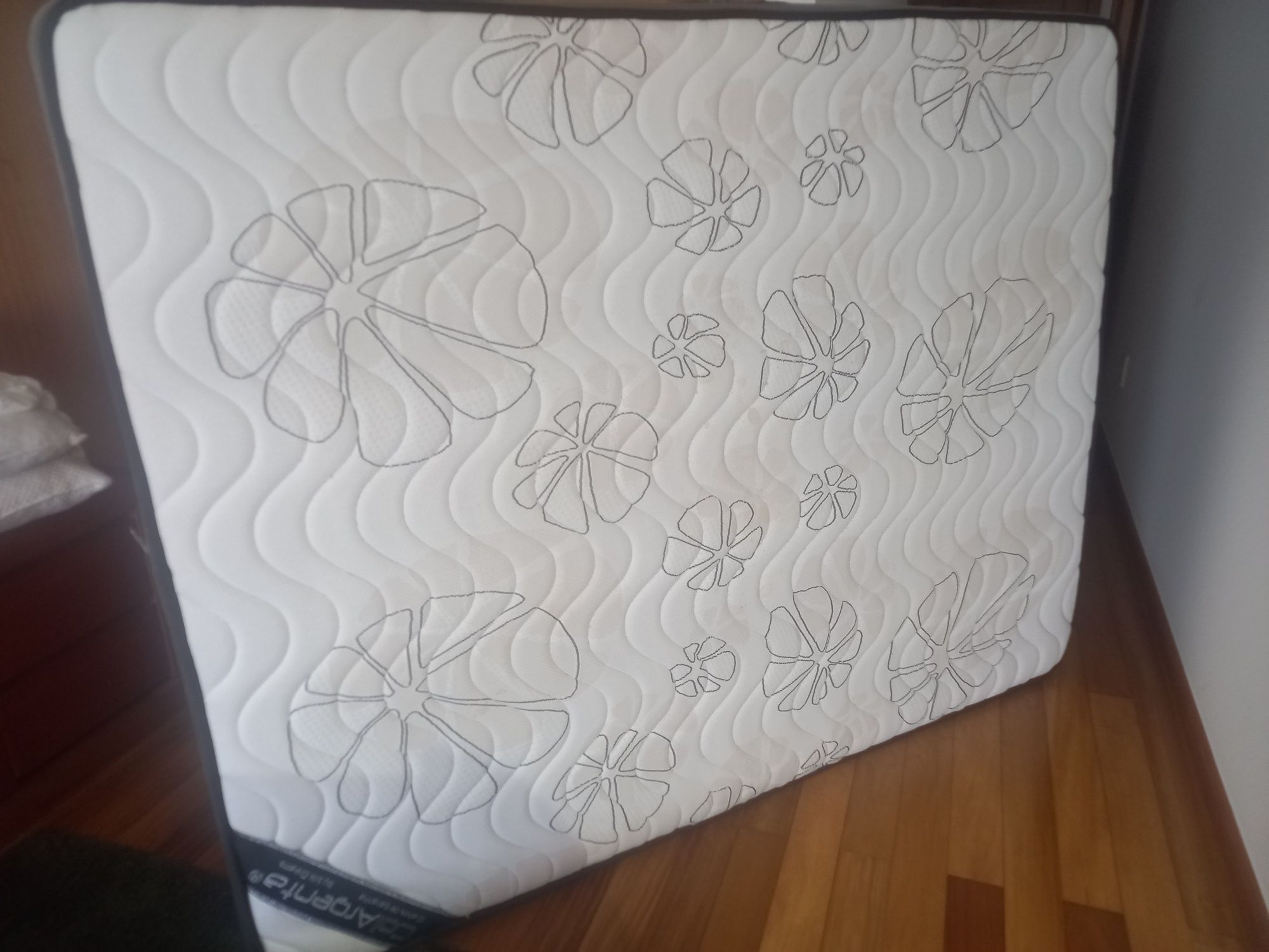 Cama de casal em pele sintética