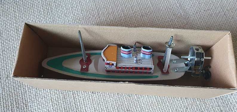 Barco miniatura em Lata com Motor de Corda