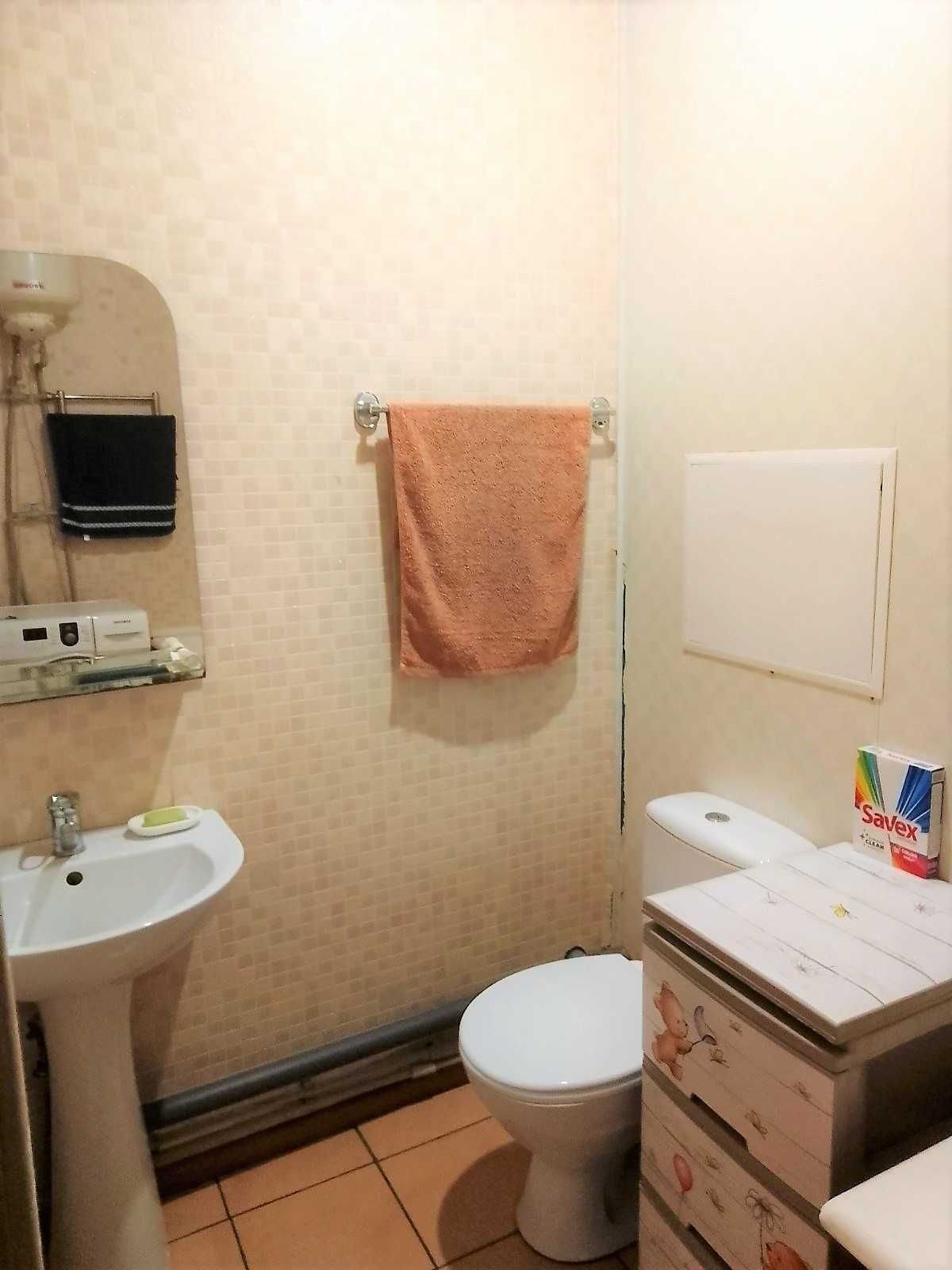 Продается 2-х комнатная сталинка в центре