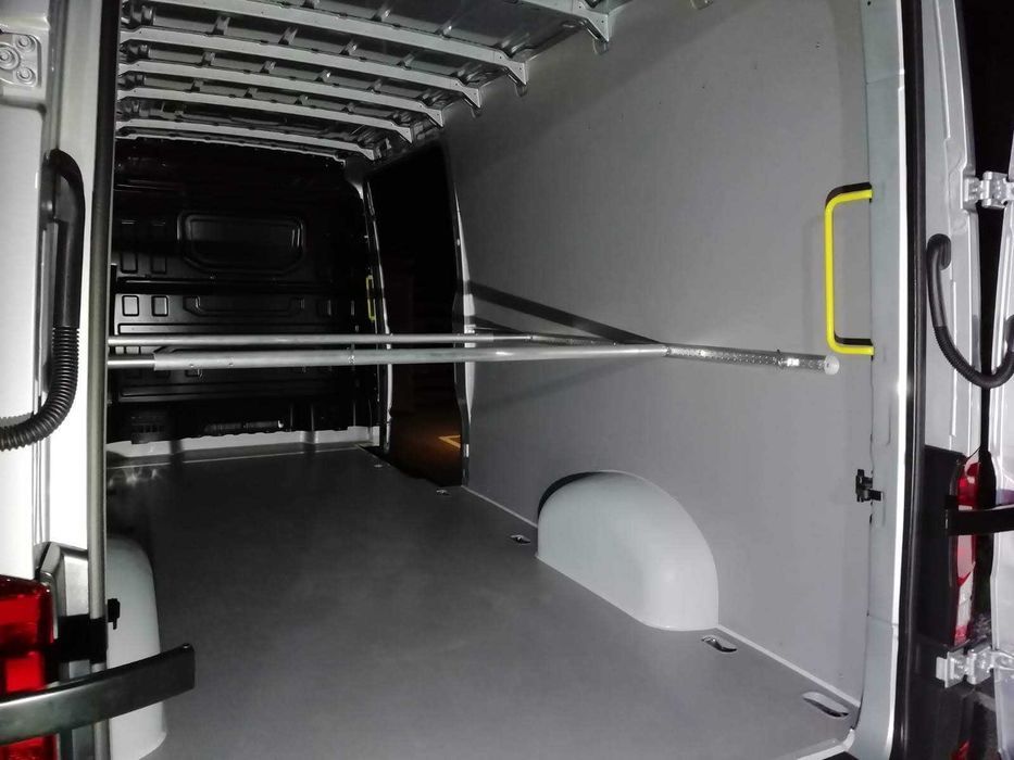 Zabudowa samochodu dostawczego VW Crafter L4H2 i L4H3  //  KNAUTECH