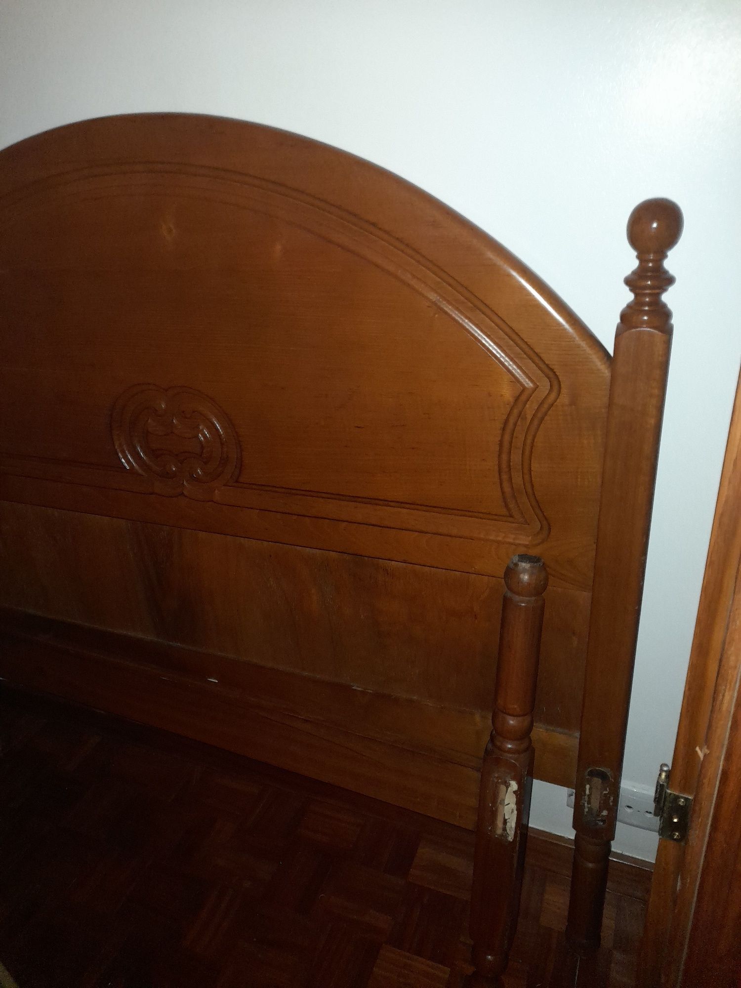 Cama de casal com 2 mesas de cabeceira e roupeiro
