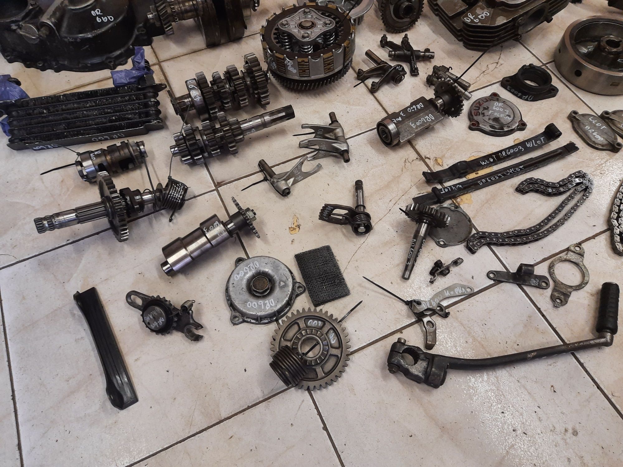 Suzuki DR 600 silnik części wał głowica cylinder skrzynia kapa magneto
