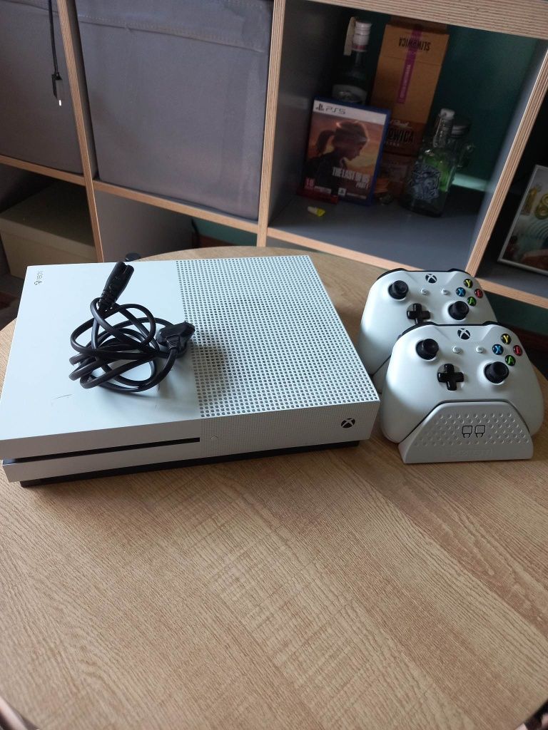 Xbox One S 1TB +3 Kontrolery(ładownica do kontrolerów)+gry.